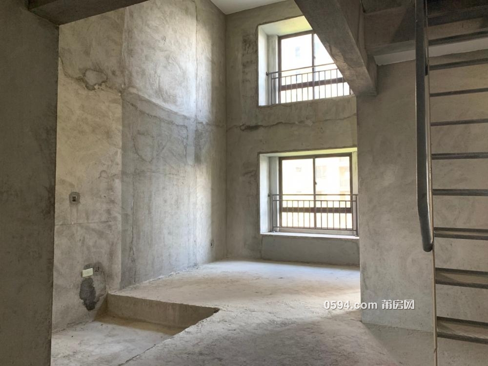 因該房源正對電梯且復式二層無窗