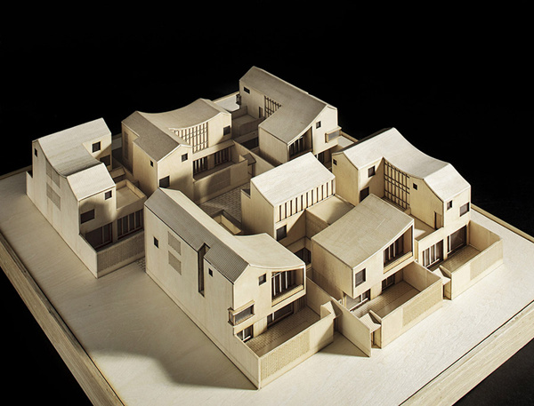 立面上沒(méi)有拘泥于傳統(tǒng)地域民居的造型符號(hào)