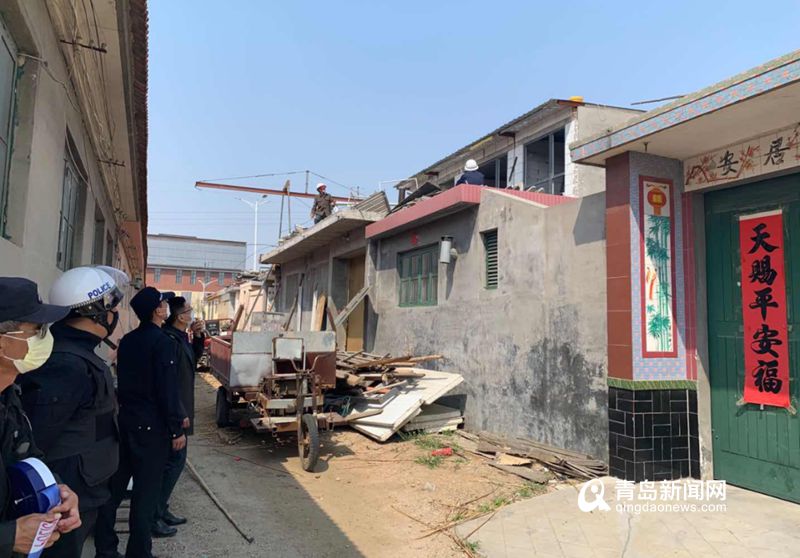 樓村統(tǒng)建樓不遠(yuǎn)處的一個告示牌顯示