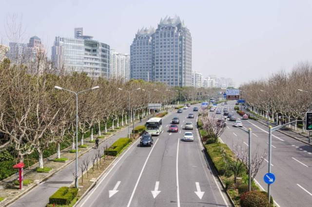 是和商品房一起統(tǒng)一由開(kāi)發(fā)商辦理的